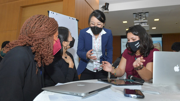 Pelajar Asia School of Business (ASB) sedang berbincang ketika hackathon di Dubai.