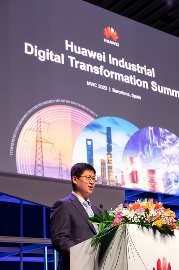 Li Peng, Presiden, Huawei West European Region, memberikan sambutan.