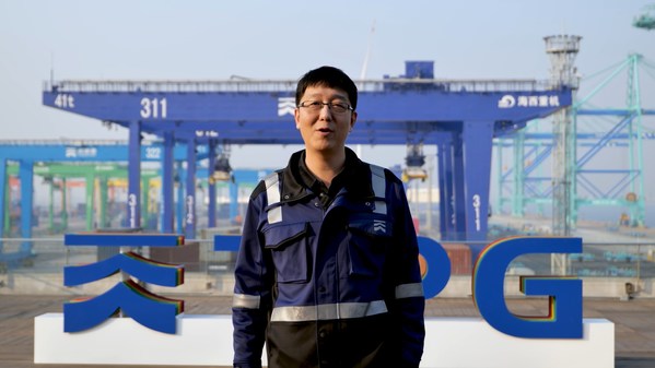 天津港第二集裝箱碼頭有限公司總經理楊榮介紹天津港5G+智能港口項目