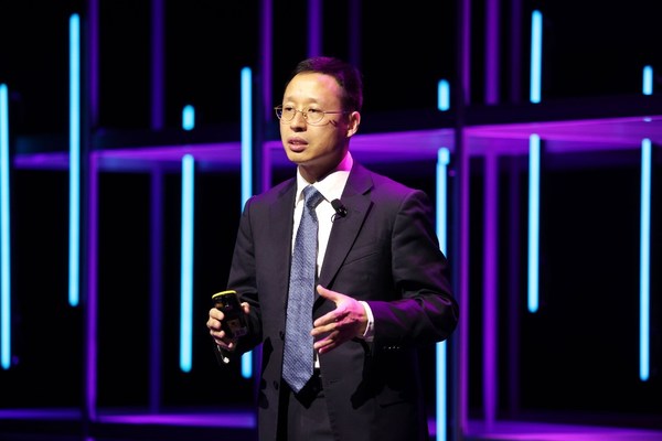 Richard Jin, Naib Presiden Huawei dan Presiden Barisan Produk Perniagaan Optik menyampaikan ucapan dasar