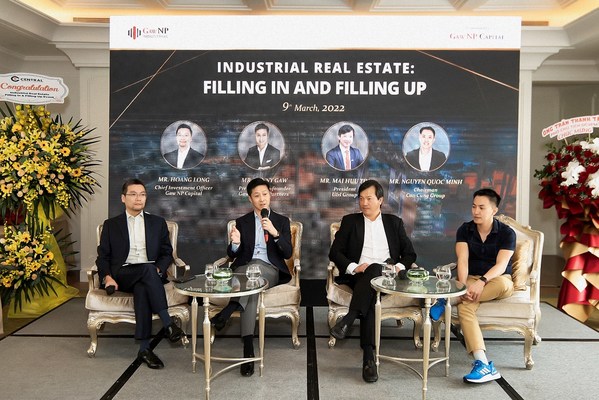 Mr. Kenny Gaw (second left) sharing in the fireside chat