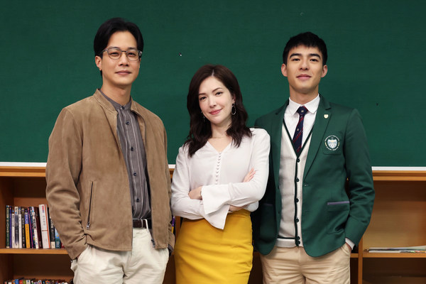 Cast of Lesson in Love:  (from left to right) Hsueh Shih Ling, Hsu Wei-Ning (Ann Hsu), Edward Chen