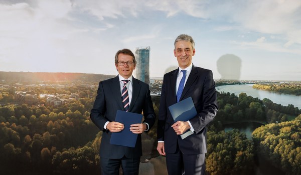 bp航空高级副总裁Martin Thomsen（左）与德国邮政敦豪集团首席执行官安澎（右）合影。