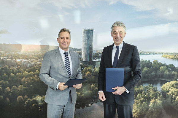 Neste可再生航空执行副总裁Thorsten Lange（左）与德国邮政敦豪集团首席执行官安澎（右）合影。