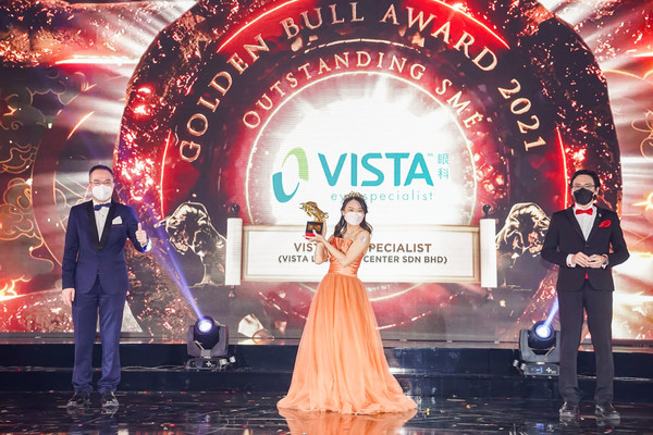 Ms. Chloe Wong,Chief Marketing Officer of VISTA Eye Specialist receiving the Golden Bull Award， the fourth award of the year VISTA has received for 2021.