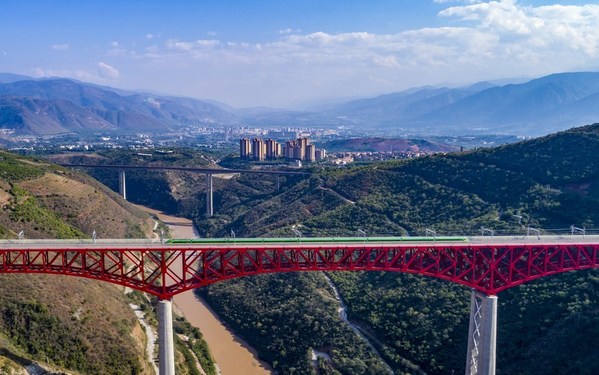 Foto udara menunjukkan sebuah kereta api melintasi jambatan utama Yuanjiang merentasi Sungai Yuanjiang di Wilayah Yunnan, barat daya China, 18 Januari 2022. (Xinhua/Chen Xinbo)