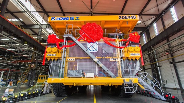 XCMGが世界最大の後輪駆動リジッドマイニングトラックXDE440を製造