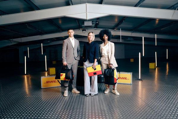 BEEN London创始人Genia Mineeva（中）与两位模特合影，展示“DHL x BEEN London·赛道系列”商品。