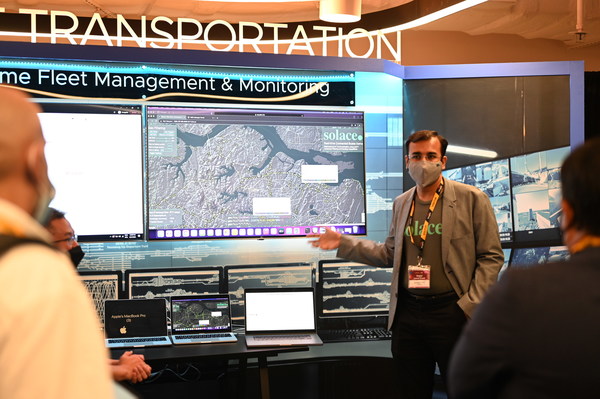 Sumeet Puri, Solace chief technology solutions officer, demonstrates event streaming capabilities as part of a fleet management application, at Singtel's recent Paragon launch event.
