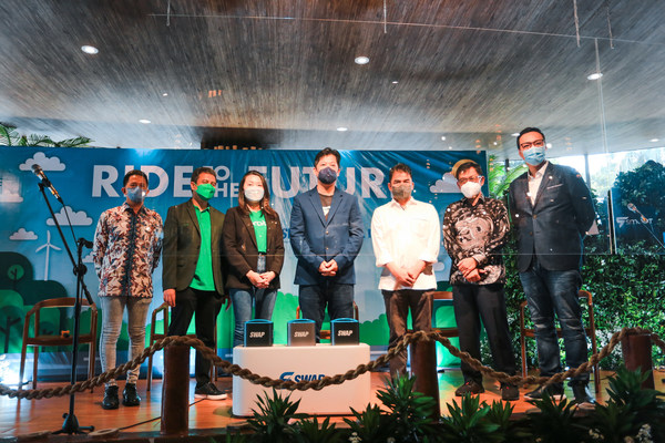 Representatives from SWAP Energi, Smoot Motor, GRAB Indonesia and PLN, along with the witnesses from the Ministry of Transportation of the Republic of Indonesia and Kejora Capital at the signing ceremony on March 21, 2022