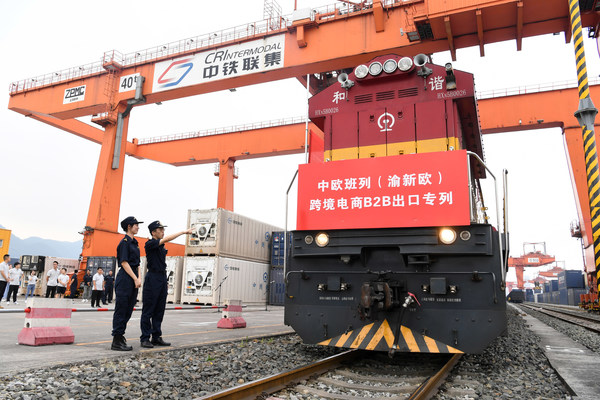Foto menunjukkan kereta api barangan angkut China-Eropah untuk eksport B2B e-dagang rentas-sempadan berlepas dari Kawasan Perbandaran Chongqing, barat daya China pada 1 September 2020