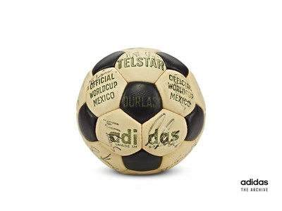 阿迪达斯为1970年墨西哥世界杯打造的经典足球Telstar