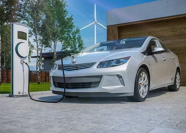 圖2：電氣化從電動汽車延伸到充電站和可再生能源存儲