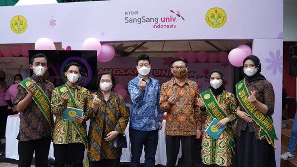 This photo shows student representatives and supervising professors etc. of Jakarta State University taking a commemorative photo at the event booth 