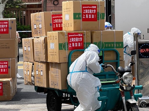图：鱼跃医疗捐赠的防疫物资已顺利运抵上海交通大学