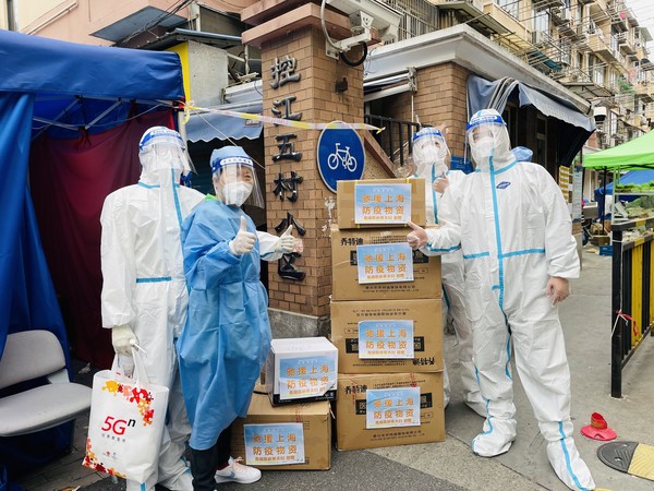 Volunteers from the community of Kong Jiang Wu Cun received anti-epidemic packs from Fosun Foundation on April 16
