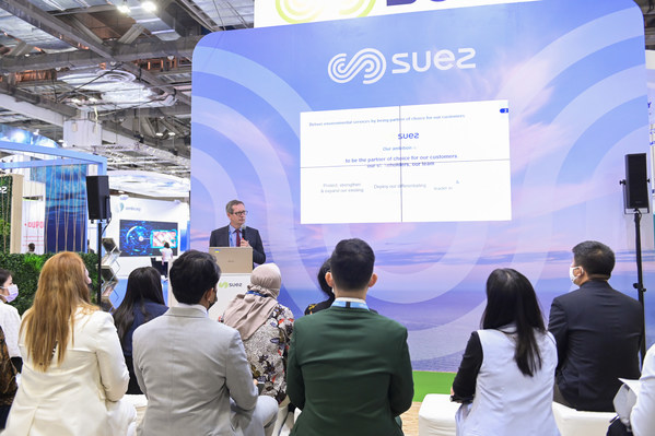 Steve Clark, CEO of SUEZ Asia, unveil the launch of the AssetAdvanced™ solution during the Singapore Water International Week