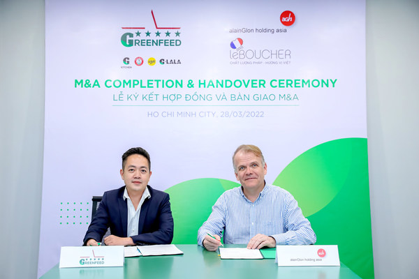 Mr. Quang Thanh Cuong, CEO of Food Segment, GREENFEED Vietnam and Mr. Glon Benoit Alain, Managing Director of AGH