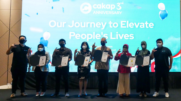 (Left to right) CTO & Co-Founder of Cakap, Yohan Limerta - representatives of the six collaborating institutions and universities - CEO & Co-Founder of Cakap, Tomy Yunus, a group photo of token of appreciations given by Cakap to the universities and institutions