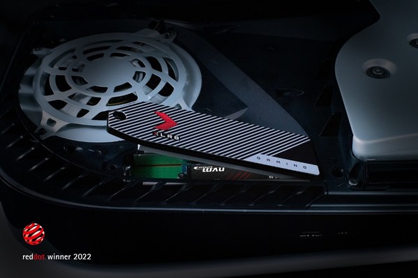 PS5（TM）に適合するように設計された内蔵型ヒートシンク搭載のPNY XLR8 SSD Cover