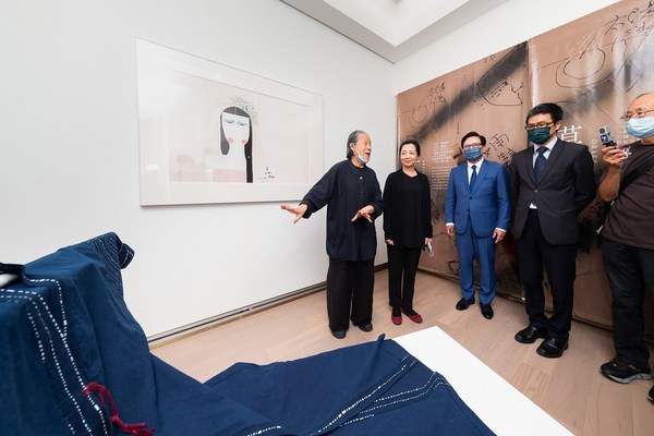 一众嘉宾在艺术家水禾田大师的带领下进行展览导赏。