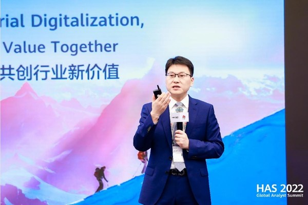 Chen Banghua, Vice President, Huawei Enterprise BG, menyampaikan sebuah paparan