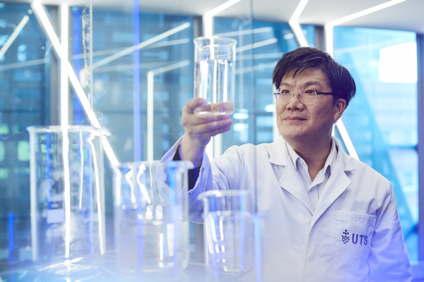 Hokyong Shon教授在研究被用于循环经济的膜技术。Toby Burrows摄。