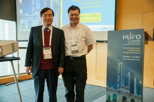 HUPO2014大会上，张弓教授与国际人类蛋白质组计划的发起人Young-Ki Paik（韩国延世大学教授）在完成翻译组学的特邀报告后合影