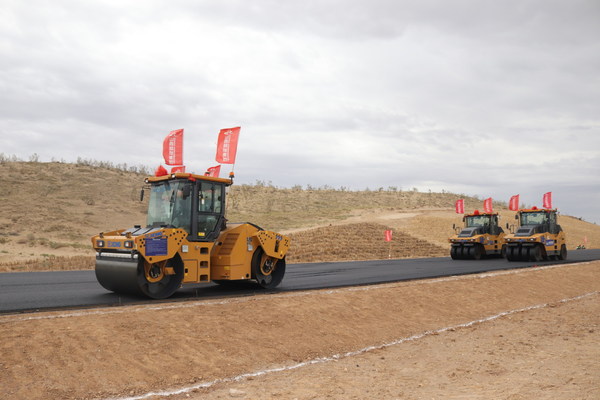 XCMG Unmanned Driving Road Machines Work at Construction Site of  Xinjiang’s first desert expressway S21 Awu Expressway.