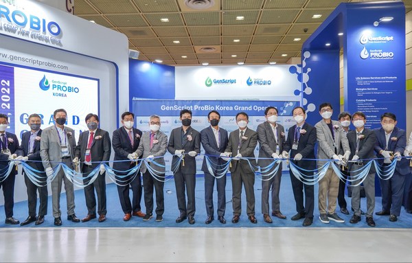 Dr.Brian Min(number seventh from the left) and customers from Korea attended the ribbon-cutting ceremony