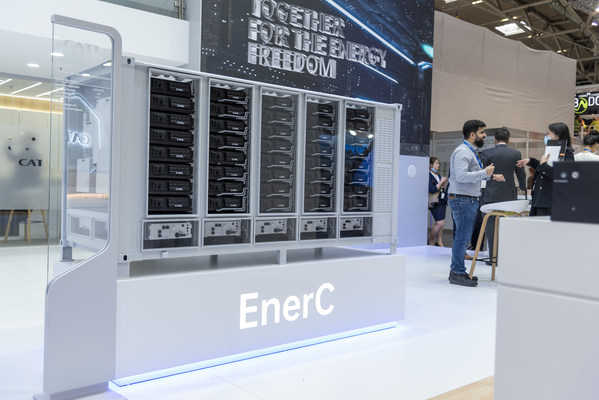 EnerC, sistem bateri sejukan cecair dalam bekas (model 1:3)