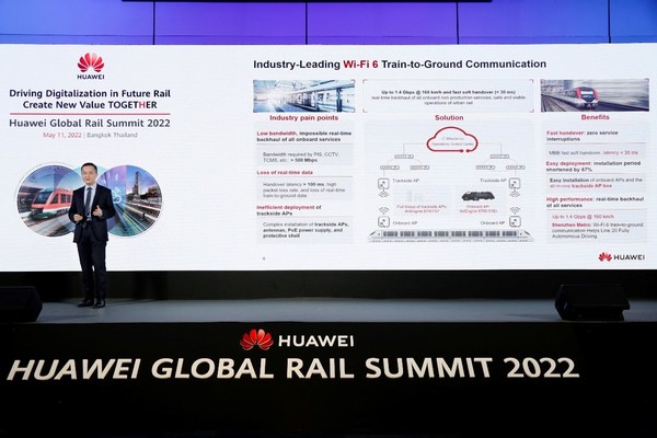 Xiang Xi, Naib Presiden Unit Perniagaan Pengangkutan Global Huawei, menyampaikan ucapan dasar