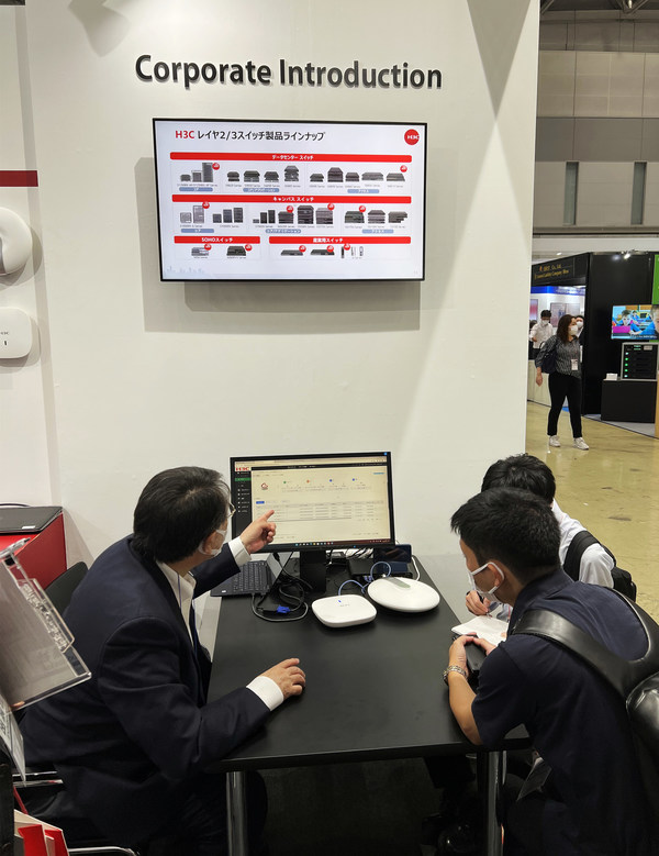 第13回EDIX東京では、H3Cのスタッフが実演で同社最新の製品とソリューションを来場者に紹介した