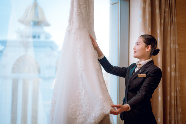 「澳門銀河」专业的婚礼团队秉承“傲视世界，情系亚洲”的服务精神，确保每一个细节都是完美无瑕，助新人缔造一场完美的梦想婚礼。