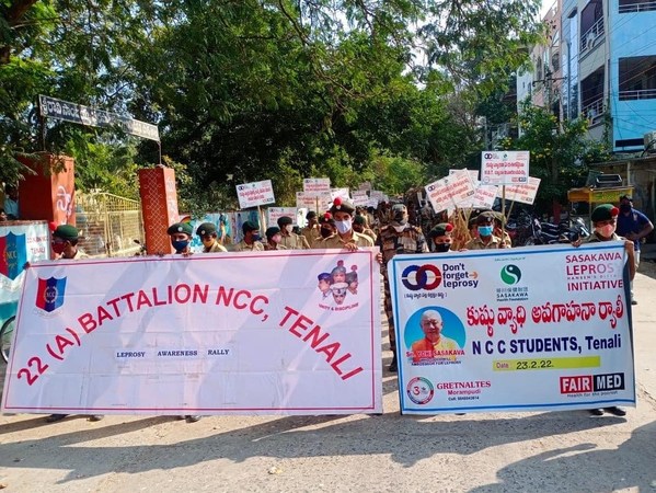 “Don’t forget leprosy” campaign rally by students in Tenali, India with banner featuring Mr. Sasakawa’s photo. (2022/2/23)