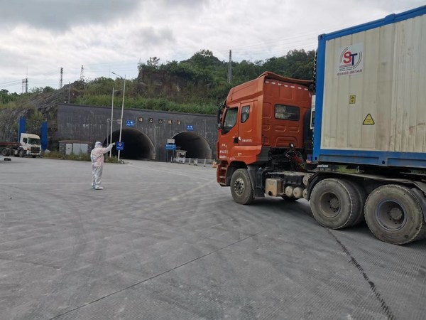 Vehicles dispatched by on-site staff with level-II protective suits at Puzhai access to ensure customs clearance in an orderly manner.