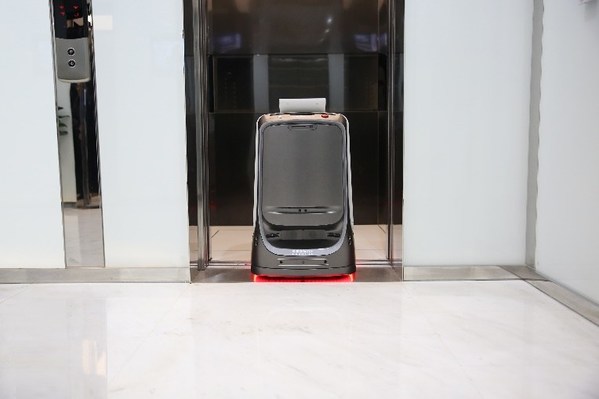 东升科技园中机器人搭乘电梯