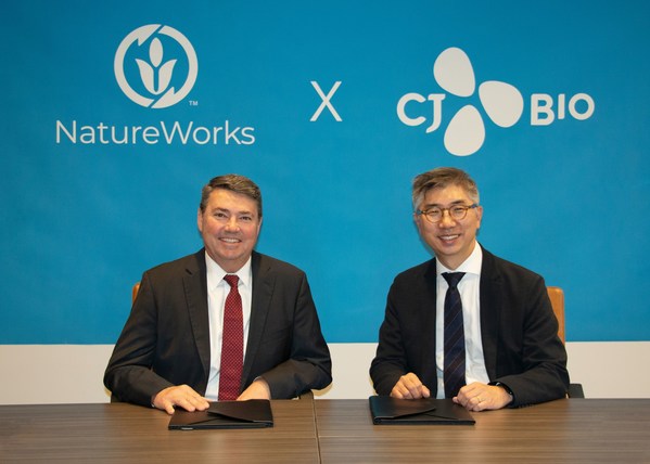 Rich Altice, President & CEO of NatureWorks (left), and Seung Jin Lee, Head of the Biomaterials Business at CJ BIO, gathered to advance the growing collaboration between the two companies focused on developing new products based on their Ingeo™ PLA and PHACT® PHA technologies.”