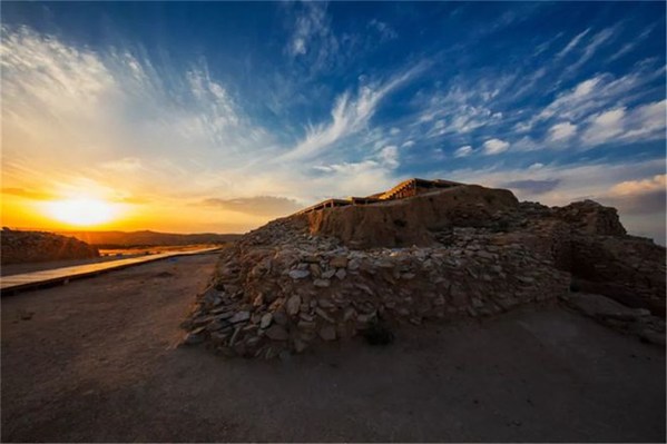 图片为中国西北地区陕西省神木市的一个重要史前遗址石峁遗址的日落时分。