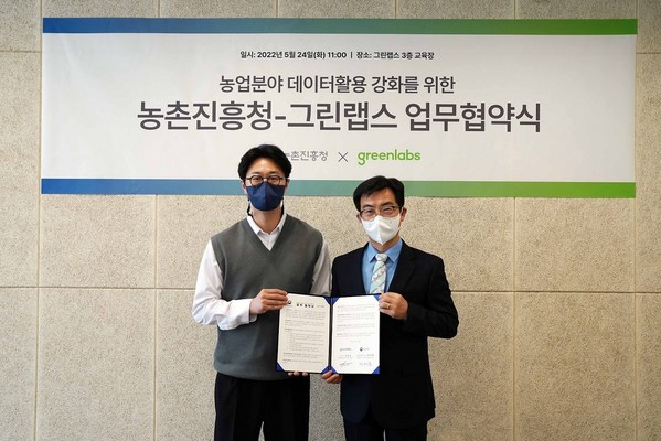 CEO of Greenlabs Ahn Dong-Hyun (left) and Head of RDA Digital Agriculture Strategy Department Sung Je-Hoon (right), signed an MoU on 24th on ‘Consolidation on Agricultural Data Use’ at the Greenlabs HQ)
