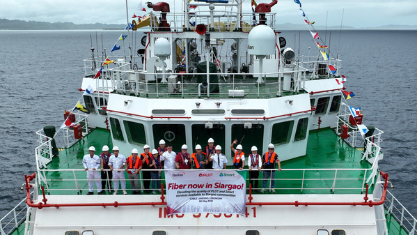 Para eksekutif PLDT & Smart mengunjungi Kapal Peletakan Kabel Bawah Laut milik FiberHome, "FENGHUA 21"