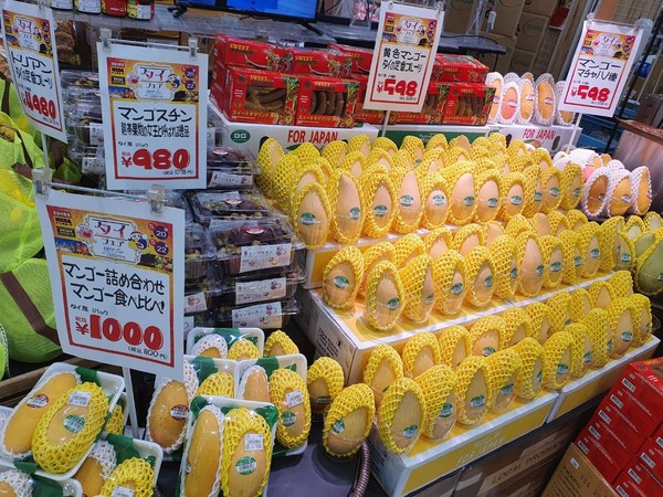 Mangga, manggis dan asam jawa dari Thailand dipamerkan di pasar raya Mega di Tokyo pada bulan Mei 2022