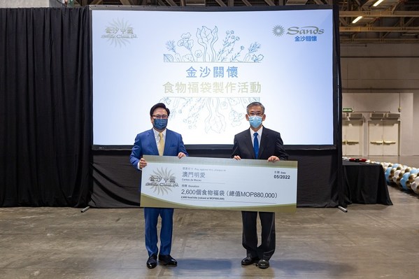 Le Dr Wilfred Wong (à gauche), président de Sands China Ltd., remet un chèque de cérémonie à Paul Pun Chi Meng (à droite), secrétaire général de Caritas Macao, représentant la valeur de 880 000 MOP des 2 600 kits alimentaires préparés lors de l'activité bénévole de vendredi à Cotai Expo.