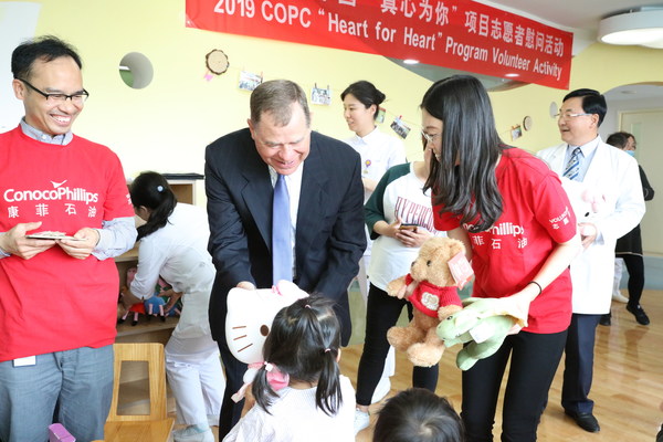 2019年4月，康菲中国总裁威诺德 (Bill Arnold) 先生携员工志愿者探访“真心为你”项目受助患儿