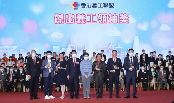 行政長官林鄭月娥（左五）由香港義工聯盟主席譚錦球（左四）陪同，頒發「傑出義工領袖」獎給五位得主。