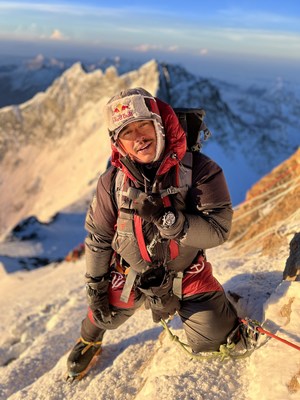 易峯祝贺《征服14座高峰：凡事皆可能》极限登山专家Nimsdai Purja成功登顶珠峰并创两项全新世界纪录