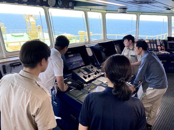 HD Hyundai’s Avikus and SK Shipping successfully carried out autonomous navigation of a large merchant ship across the ocean for the first time of its kind in the world. The captain and his navigators examine Avikus HiNAS 2.0 system in the PRISM COURAGE pictured.