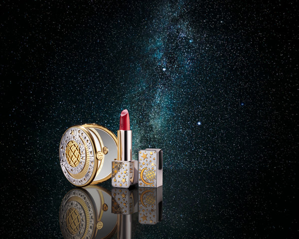 Cle de Peau Beaute의 Lipstick Collection을 담고 있는 Luminous Jeweled Moon