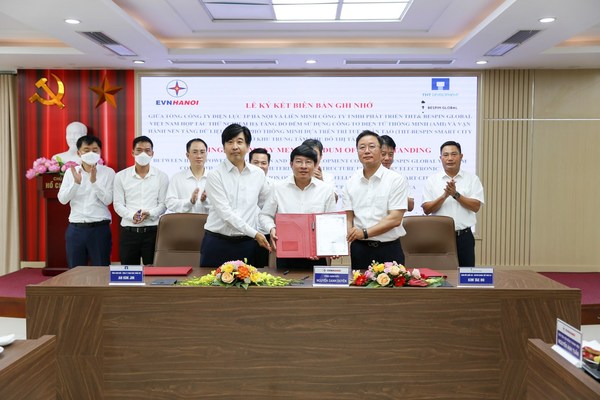 Bespin Global Vietnam, EVNHANOI and Daewoo E&C THT Development are signing MOU for AMI Pilot Project in the Star Lake New Town. From left, General Director of Daewoo E&C THT Development, Kuk-jin An, General Director of Hanoi Power Corporation, Nguy?n Danh Duyên, and Head of Bespin Global Vietnam, Ted Kim