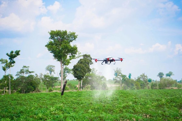 Produk "Agricultural Drone" buatan XAG melakukan penyemprotan dari atas udara guna meningkatkan panen singkong di Kamboja